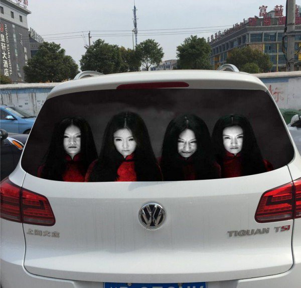 汽車后窗驚現“女鬼” 專治濫用遠光燈（組圖）