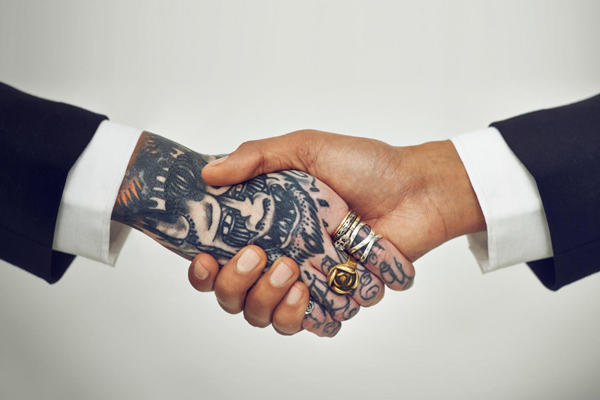 2017年的職場時尚法則 牛仔褲、運動鞋、文身