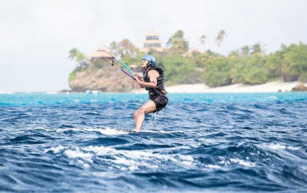 奧巴馬無(wú)官一身輕 海島度假玩風(fēng)箏沖浪