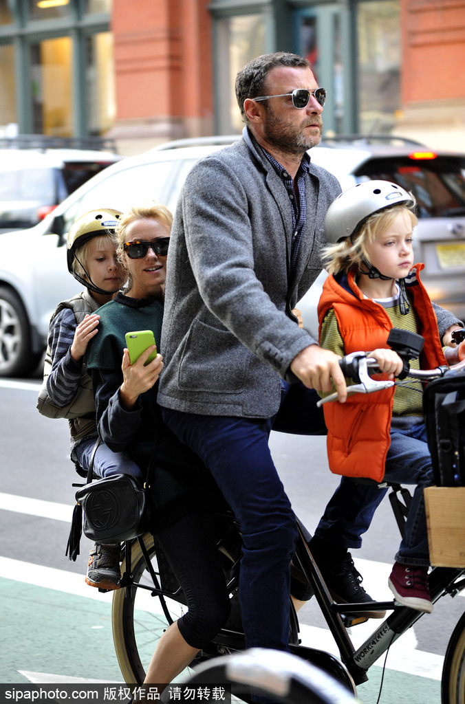 又到一年開(kāi)學(xué)季 盤點(diǎn)好萊塢萌娃星二代上學(xué)路（組圖）