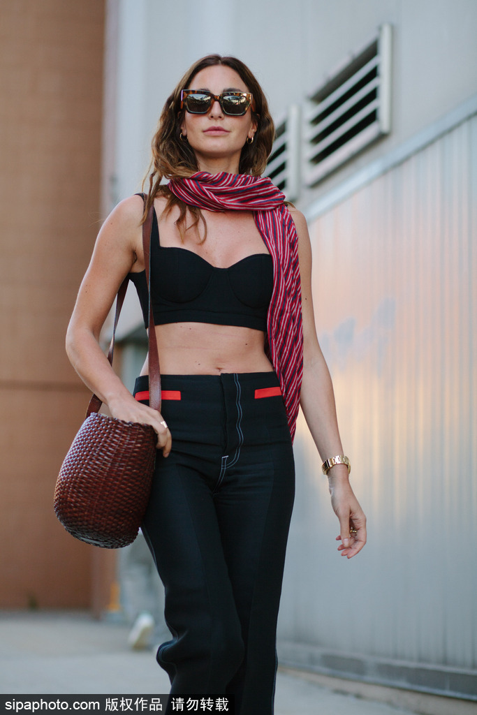 時尚新寵？明星和潮人都拎“菜籃子”出街了?。ńM圖）