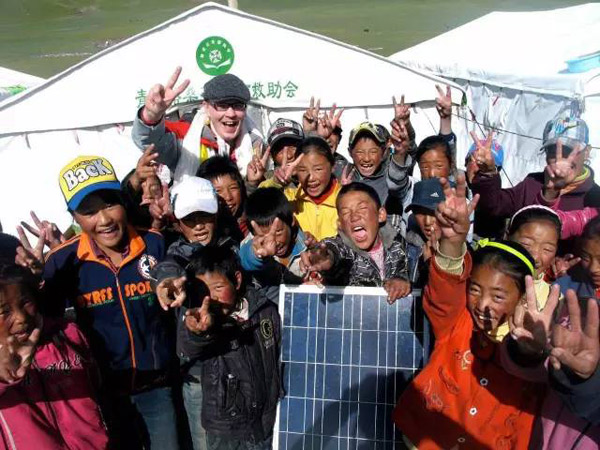 每天只用一分鐘,讓你身臨其境“學”兩會 | 艾瑞克跑兩會