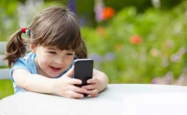 專家：給孩子手機堪比毒品