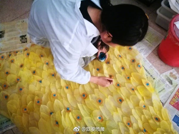 6000片樹葉做出美裙 原來他們是這么做到的！