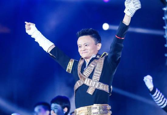 又到年會,遇到老板該說點啥?跟不熟的同事說啥最安全?