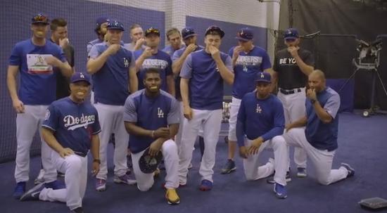 “檸檬臉挑戰”在外國火了，這項挑戰與這種疾病有關