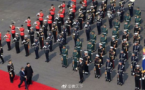 歷史時刻!金正恩跨過“三八線”與文在寅握手,還帶上了冷面!