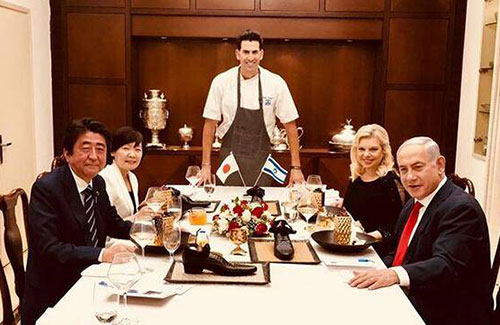 以色列總理宴請安倍，卻端上來一只“鞋”，日本人怒了！