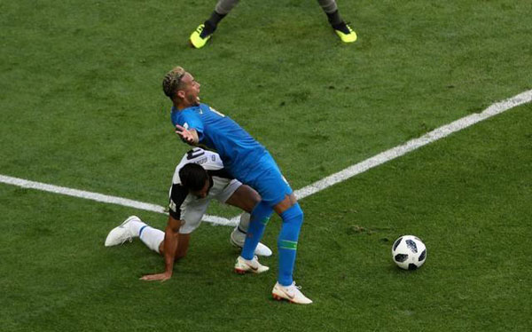 真摔or假摔?痛點最低的內馬爾,是位好演員?