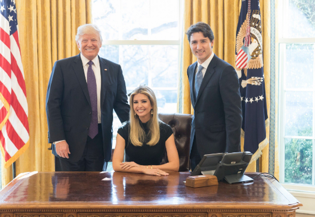 特朗普女顧問(wèn)穿鞋跪白宮沙發(fā)遭批