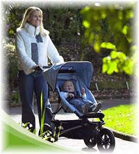 研究：寶寶坐童車背對父母不利于發育