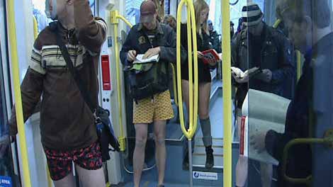 紐約“無褲日” 乘客光腿乘車很“淡定”