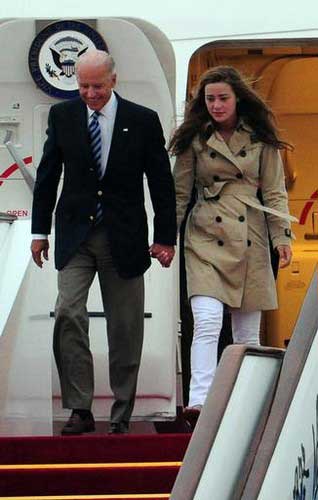 美副總統拜登訪華 “最幸運孫女”搶鏡