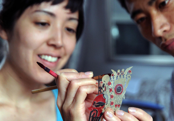 Shadow play wins hearts of foreign students