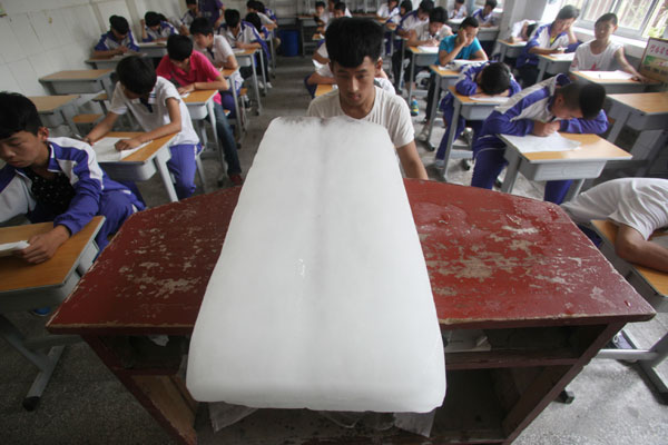 The traditional approach to cooling down is applied today: Large 1-meter-long blocks of ice are placed in the classroom for students during examinations in Jinan, Shandong province. Zheng Tao / for China Daily Hot tips to stay cool in steamy summer