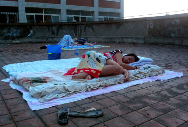Dormitories turn into steamers when the temperature hits 36 C in Wuhan, Hubei province, and the roof becomes the only place for a good sleep. Cheng Guo / for China Daily Hot tips to stay cool in steamy summer