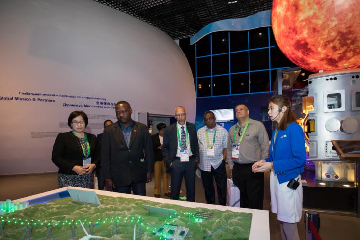 巴巴多斯工業部部長、圭亞那商務部部長等參觀中國館