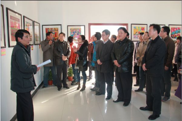 Nanjing holds “farmer paintings” exhibit to welcome the Constitution Day