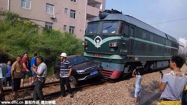 Train nudges car off track in Fujian