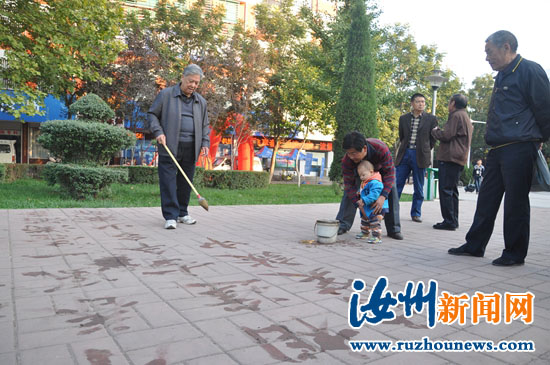 The retired life of doing calligraphy on the ground