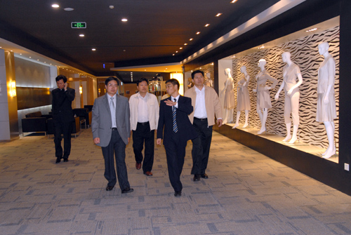 Director of Commerce inspects textile industry training base at Huaqiao