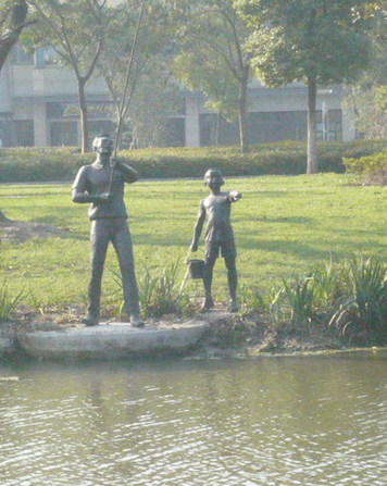 Huaqiao abounds with lifelike sculptures