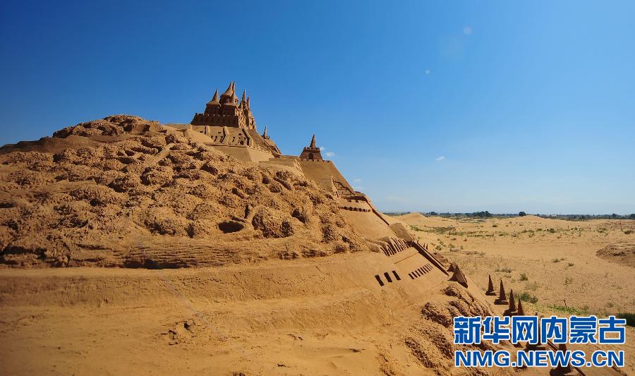 Artists create giant sand sculpture in Inner Mongolia