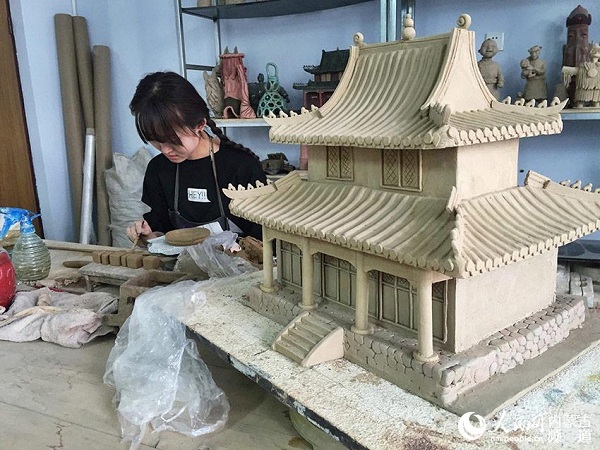 Xilin Gol center encourages careers in pottery