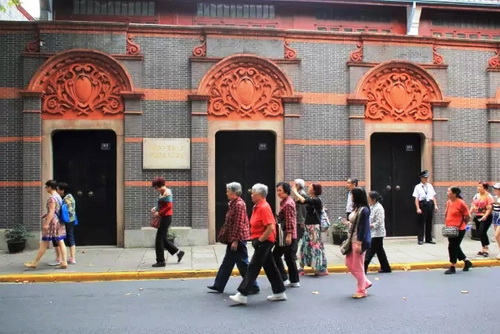 Scenic spots populate metro line