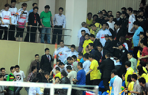 Defending champions Tianjin outclassed Guangdong Hengda in a hard-fought five-set match to win the 2010-2011 China Women's Volleyball League on Sunday, claiming their eighth title in nine seasons, and also the fifth in a row. Tianjin clinches fifth league title in a row