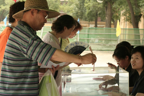 A voter casts his vote on demolishment and reconstruction of old buildings in Juixiaqiao Sub-district in Beijing, June 9, 2007. Local government and the real estate developer jointly organize the vote on Saturday to see if majority residents of over 5000 families accept the new compensation policy after failed attempts to reach an agreement through other ways. Both notary officials and supervisors are invited to monitor the vote that runs from 9 a.m. to 9 p.m. at six ballot booths. [Sun Yuqing/m.ming7.cn]
