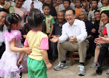 Chinese Premier visits children of rural migrant workers