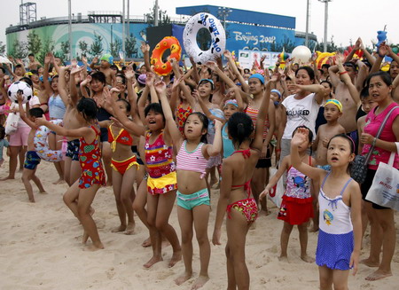 Chinese children enjoy summer at theme park