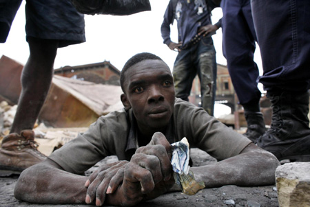 World struggles to distribute food in Haiti