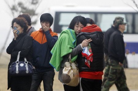 Search for missing ROK sailors continues, relatives weep