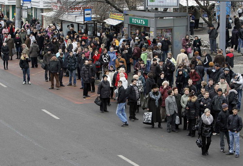 Female suicide bombers kill 37 in Moscow metro