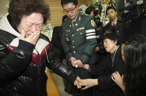 Search for missing ROK sailors continues, relatives grieve