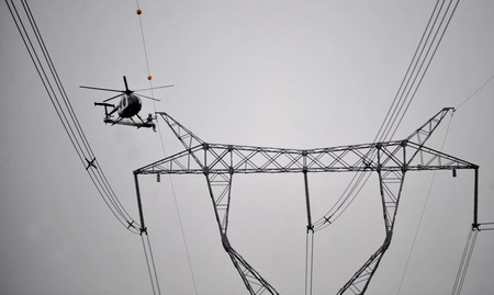 In-flight live-wire maintenance in Wuhan