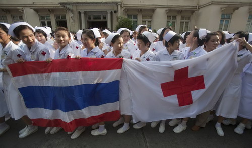 Thai nurses demonstrate against 'red shirt' protesters