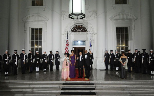 US President Barack Obama (R) and his wife Michelle (2nd L) stand with South Korean President Lee Myung-bak (2nd R) and his wife Kim Yoon-ok (L) as they arrive for a state dinner at the White House in Washington Oct 13, 2011. Obama, Lee hail long-sought trade deal