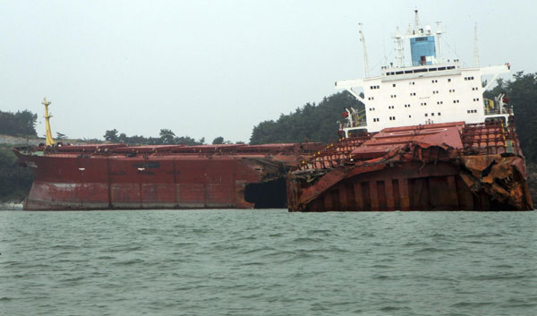 Typhoon Bolaven damages ship in Sacheon