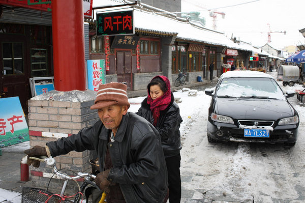 Heavy snowfall hits N China's Hohhot