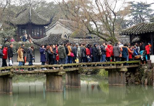 Number of tourists in Spring Festival holiday top 203 mln across China