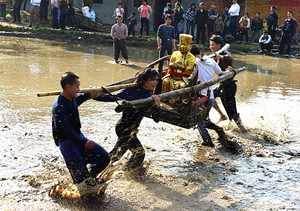 Tossing Guan Gong in the mud