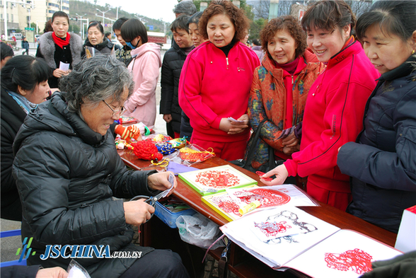 Intangible cultural heritage show staged in Zhenjiang