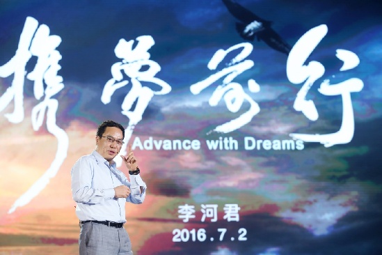 漢能發布全太陽能動力汽車，李河君自駕巡游全場