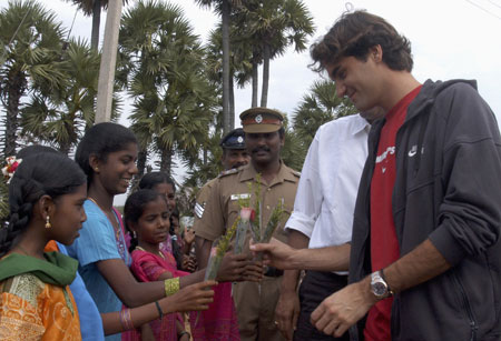 Federer plays cricket to tsunami survivors' delight