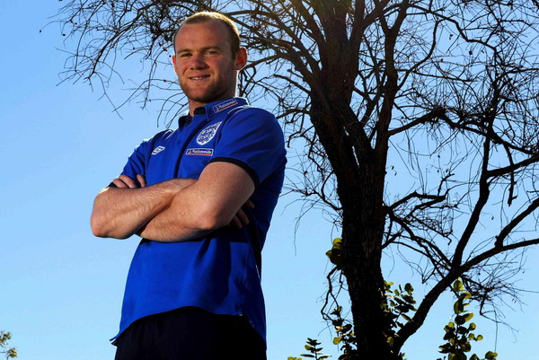 Rooney breaks for photo-op