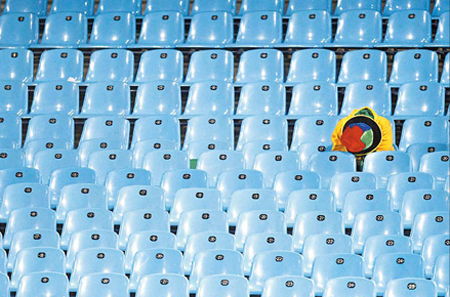 Parreira blasts ref for crippling hosts' dream