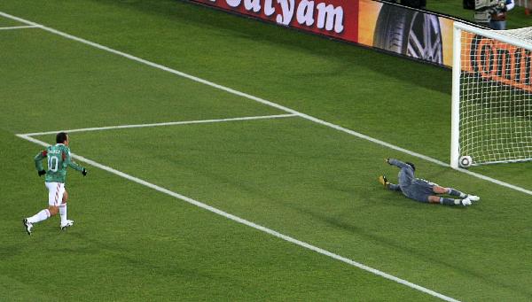 Mexico beat France 2-0 in World Cup match